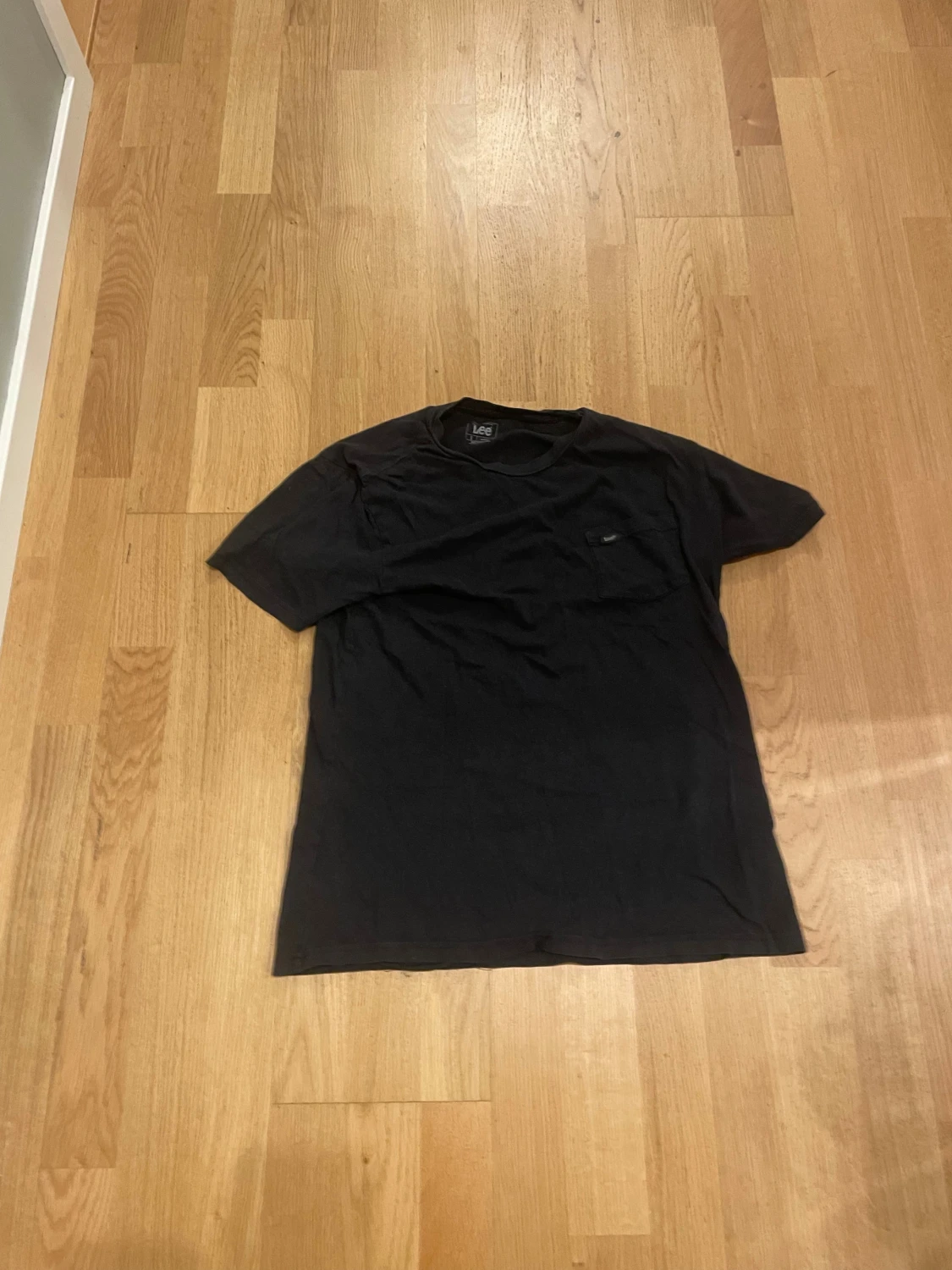 Svart t-shirt från Lee med bröstficka