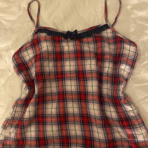 Rutig linnetopp från Hampton Republic - Säljer en pjamas linnetopp från Hampton Republic . I  stl: 146-152💕