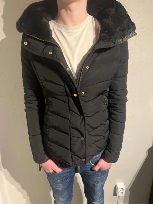Field jacka - Hej, säljer nu denna snygga field jackan i storlek S som är grym nu till vintern med päls vid nacken!! Hör av er vid frågor!!