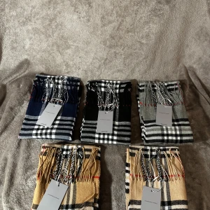 Rutiga halsdukar - 159 styck. Skiv om du vill köpa mer än en. KÖP FLERA OCH FÅ REA!  180cm x 33cm Vad finns kvar ? (1 GRÅ)(1 Mörkblå) (2Svarta) (2 ljusbeigea) (2mökbeiga)