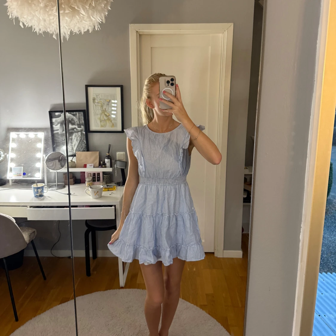 Blåvit randig kort klänning med volanger