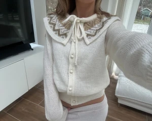 Stickad kofta i Mohair-mix - En stickad kofta från Mondi i storlek 38 (M). Upplevs betydligt mindre i storlek, likt en XS/S. 23% mohair. Jag fraktar inom 24h. Se liknande plagg i min profil!