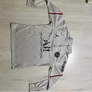 PSG långärmad träningströja Jordan - Fet PSG träningströja endast för 499kr☑️Storlek S och i nyskick