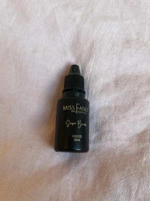 Miss Fancy Super Bonder & PH Bonder - Två produkter från Miss Fancyl: Super Bonder (20ml) ca 80% kvar och Prep 1 PH Bonder, ca 90% kvar. Båda kommer i svarta flaskor med guldtext och är perfekta för att förbereda naglar vid nagelförlängning. Passar dig som vill ha salongskänsla hemma.