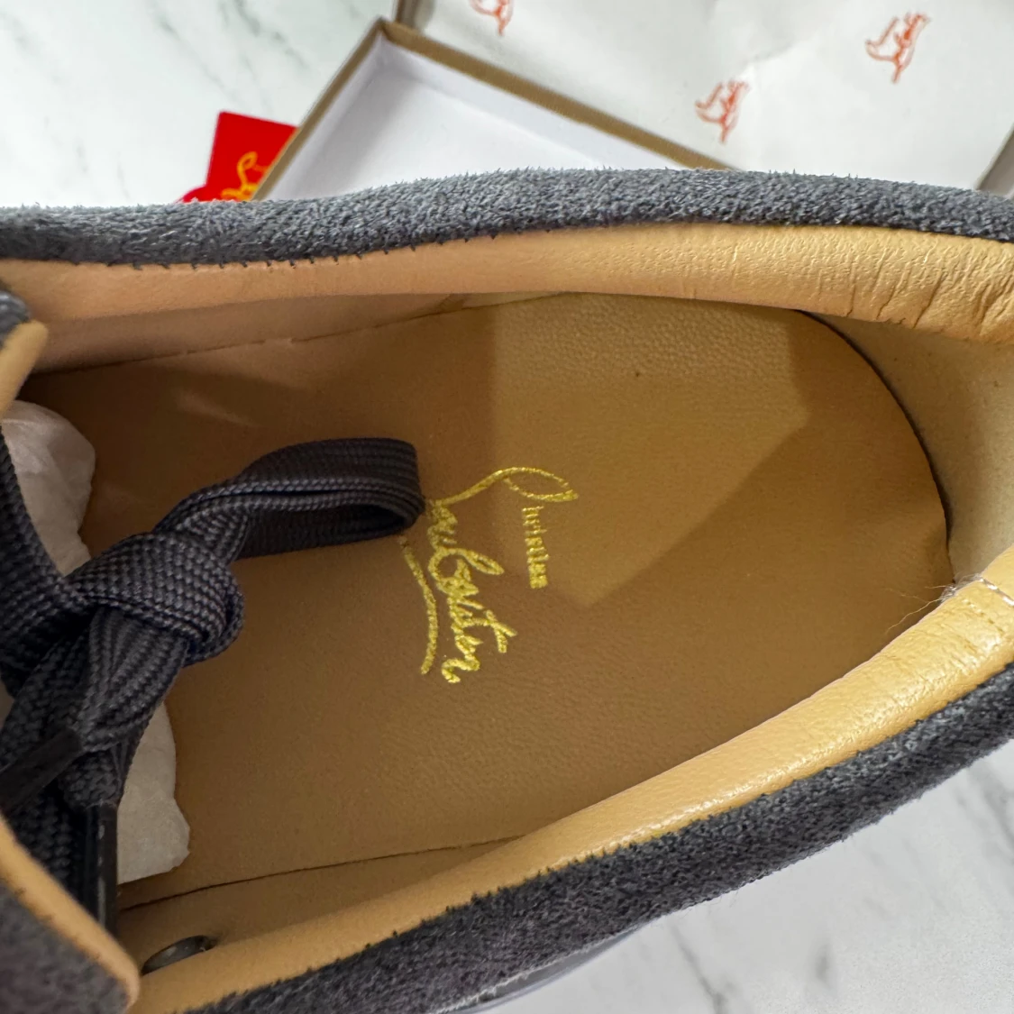 Grå mocka sneakers från Louboutin - 3