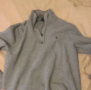 Ralph lauren quarter zip  - Säljer denna hoodie då den är för liten, använd max 2 gånger super bra skick 