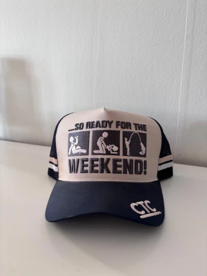 Helgkepsen -  Den perfekta kepsen för en redig helg med boysen!! Den enda i Sverige vad jag vet. Ta chansen nuuuuuu så inte nån polack på vinted hinner före!!