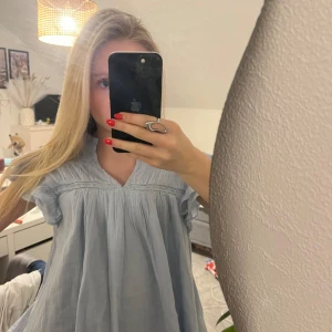 Ljusblå blus - Säljer denna jätte fina blus från Gina Young knappt använd💓skriv om ni har några funderingar!🤗🤗