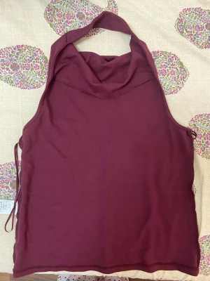 Halter neck tröja. Röd - Halter beck tröja i färgen burgundy.