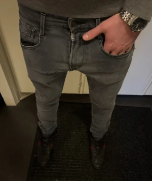 Replay Anbass grå jeans slim fit - Tja! Säljer dessa riktigt snygga Replay anbass jeans| W29 | Färg~Grå tvätt | Jag på bilden är 181! Hör av er vid minsta lilla fundering🙌