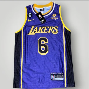 Lakers tröja james 6 strl S - Helt ny. Fin replika med grym kvalitét. Storlek S. Pris: 399kr. Först till kvarn som gäller. Skickas direkt inom 24h