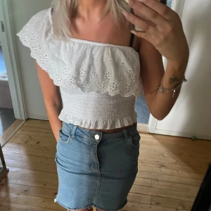 Somrig blus - En blus i storlek S, får både att ha Off shoulder och one shoulder! Super fin och somrig topp!