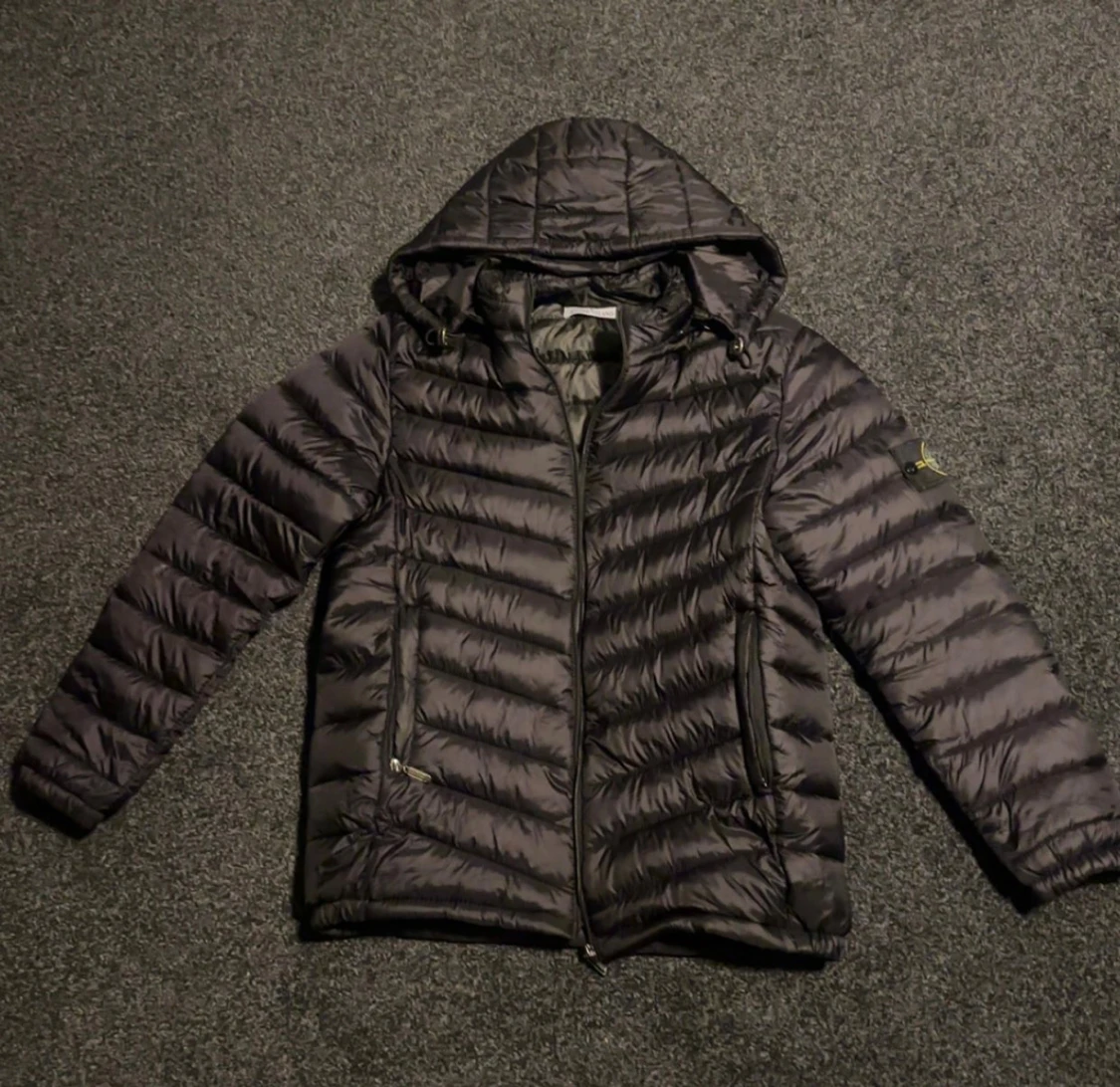 Svart dunjacka från Stone Island
