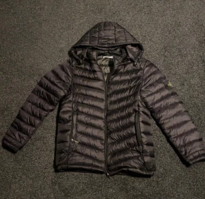 Svart dunjacka från Stone Island - Svart dunjacka från Stone Island knappt använt hör av er vid funderingar sänkt pris vid snabb affär 