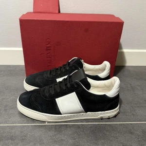 Valentino flycrew - Valentino flycrew svart, storlek 40 passar 41, skick 9/10 alla nitar på plats, box samt kort medföljer vid köp, vid funderingar hör av er. 