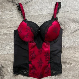 Korsett - snygg korsett med fina spetsdetaljer! köpt secondhand och säljer eftersom den inte passar ♡ 