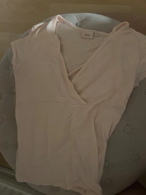 Ljusrosa omlott tshirt från Nelly - Köpt för ungefär 300kr 💕 ärmarna är som på en vanlig tshirt fast lite kortare, inte något cleavage alls💕🙌 passar xs och s