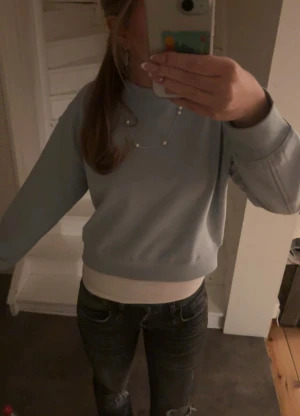 Ljusblå sweatshirt - As snygg ljusblå kortare sweatshirt! Perfekt för att ha ett vitt linne under så outfiten får en extra detalj! Kolla gärna in mina andra annonser