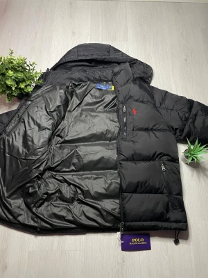  Polo Ralph Lauren - Polo Ralph Laurent jacka  Storlek: S📏  Skick: 10/10♻️   Pris: 1300kr💵   Färg:  Svart Frakt: Fraktas samma dag, anländer till ditt hus inom 3-4 dagar🚚   Tveka inte att skriva vid minsta fråga!💭