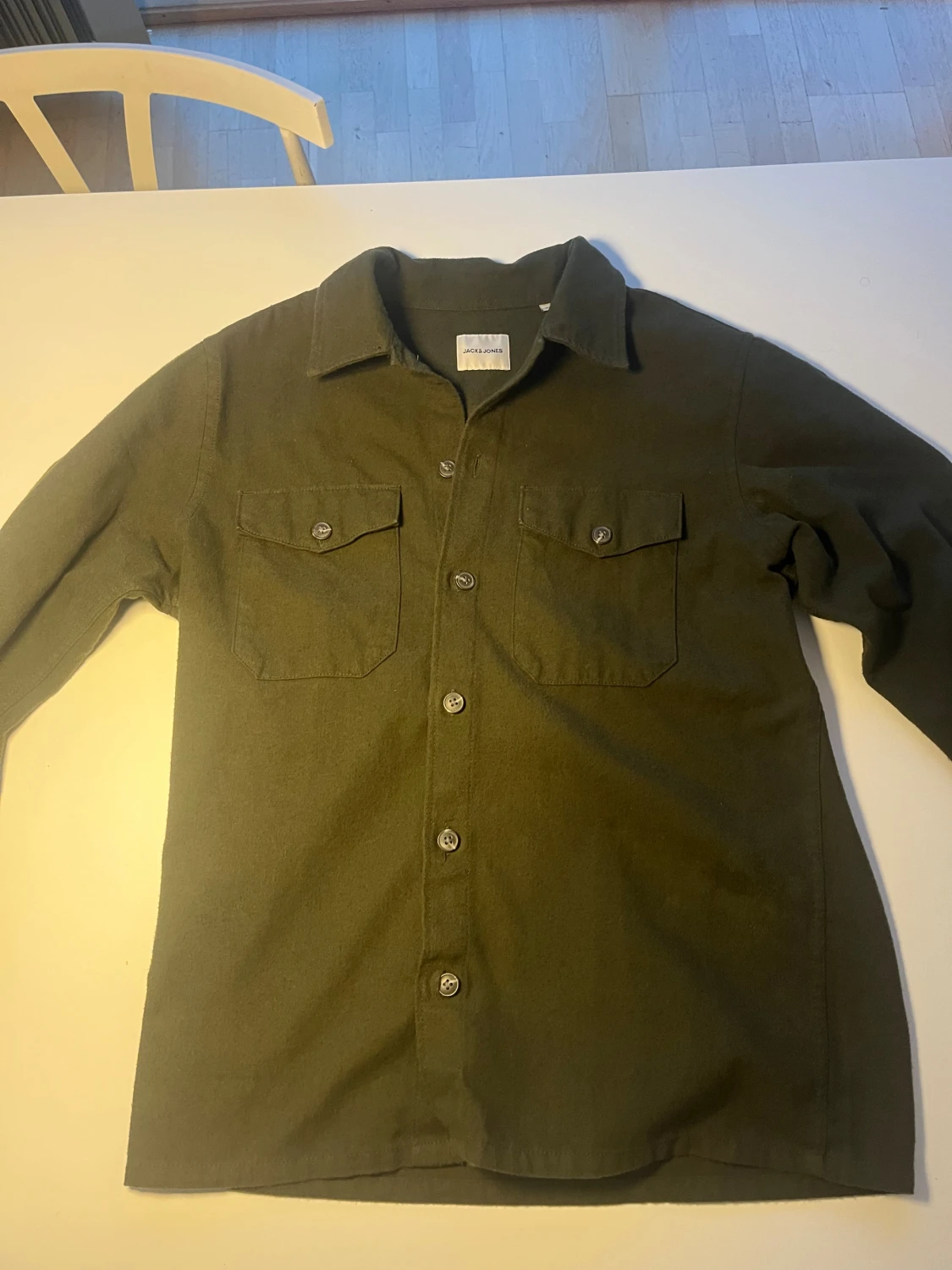 Olivgrön overshirt från Jack & Jones