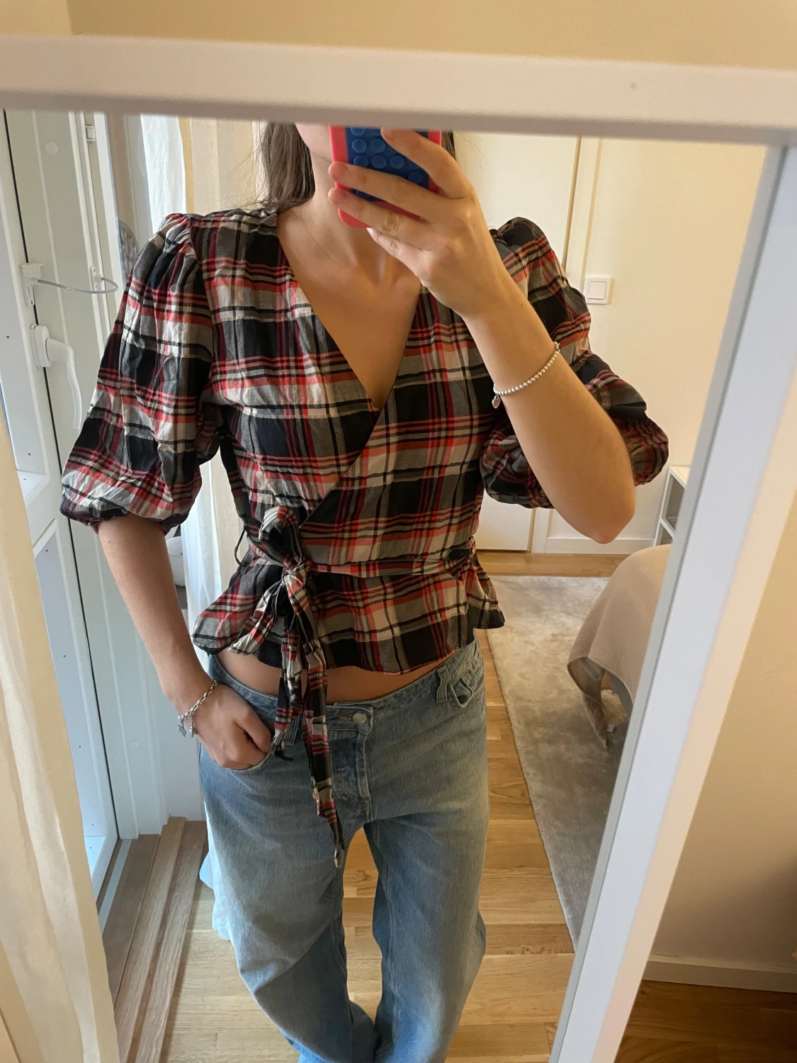 Rutig omlottblus med puffärm