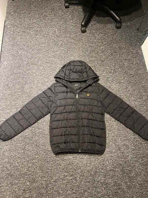 Lyle&Scott jacka - Tvärskön Lyle&Scott jacka till vintern!❄️ Jackan är i svart färg vilket gör att den är väldigt lätt att styla✅ Vid fler frågor kontakta mig!📩