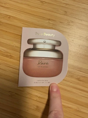 Rare Beauty Eau de Parfum  - Parfymen Rare från Rare Beauty.                         Eau de Parfum.                                                                     Tagit ett sprut.