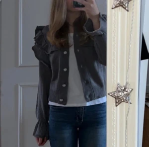 Grå kofta  - Jättefin grå kofta med volanger storlek S