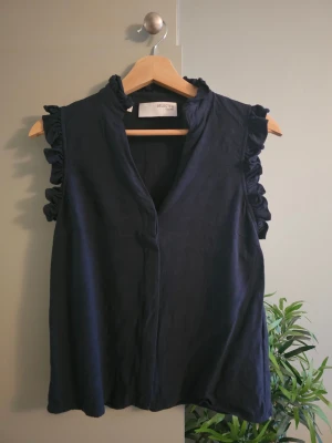Mörkblå topp med volang från Selected Femme - Fin topp med volangdetaljer. Använd en gång. #selectedfemme #blus