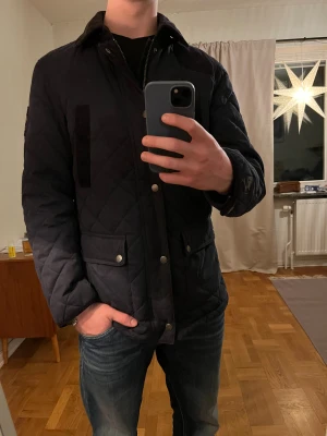 Morris vinterjacka mörkblå  - Säljer denna sjukt snygga jackan från Morris⭐️ Färgen är mörkblå och storleken är M✅ Den har inga defekter och skicket är utomordentligt🙌🤝 Sjukt najs passform och passar perfekt till hösten🍁🙌 Tveka inte på att höra av er dig vid minsta fråga eller fundering😊