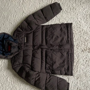 Napapijiri jacka - Hej säljer nu min napapijiri jacka som jag köpte förra vintern för ca 4000. Andvände den endast ett fåtal gånger och den är helt fläckfri. Storlek M. Hör av dig om du undrar något.