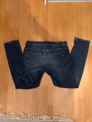 Dondup Jeans - Säljer dessa Dundup jeans som knappt är använda. Storlek 35, nästintill nyskick, inga defekter, köpta på NK i Göteborg för ca 3000 kr.
