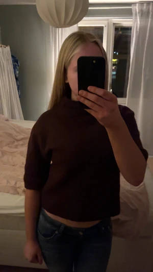 vinröd stickad kortärmad - jag säljer en vinröd kortärmad stickad tröja som nästan aldrig är använd. 