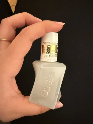 Essie Gel Couture Matte Top Coat - Essie Gel Couture Matte Top Coat. Ger en matt finish till nagellack och har en modern, kantig design,gelkänsla. Endast använd två gånger, köpt för 156kr
