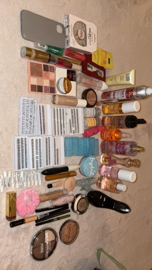 Stort sminkpaket med borstar och fransar - Säljer ett stort sminkpaket med ögonskuggspalett i nude och bruna toner, flera lösögonfransar, bronzer, highlighter, concealer, foundation, läppstift, läppglans, ögonbrynspennor, eyeliner, mascara, beautyblender och sminkborstar. Perfekt för dig som vill ha allt på en gång! Säljer allt detta för 450 kr för det kommer inte till användning vissa grejer är helt nya o oöppnade 