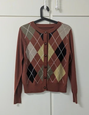 Brun rutig kofta med knappar - Endast prövad, mjukt o bekvämt material 🌹