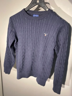Kabelstickad Gant tröja - Oanvänd kabelstickad gant tröja, helt nytt skick men utan prislapp. Modellen är 175cm,60kg. Hör av er vid fler frågor 😊. Storleken är 11-12 år, 146-152cm