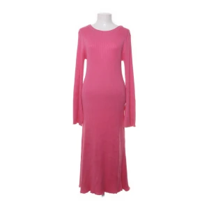 Rosa ribbad långklänning från Lindex - Säljer en snygg rosa långklänning från Lindex i ribbad kvalitet. Klänningen har lång ärm, rund hals och är figurnära med lätt utsvängd nederdel. Materialet är 77% viskos och 23% polyester, vilket gör den mjuk och skön att bära.