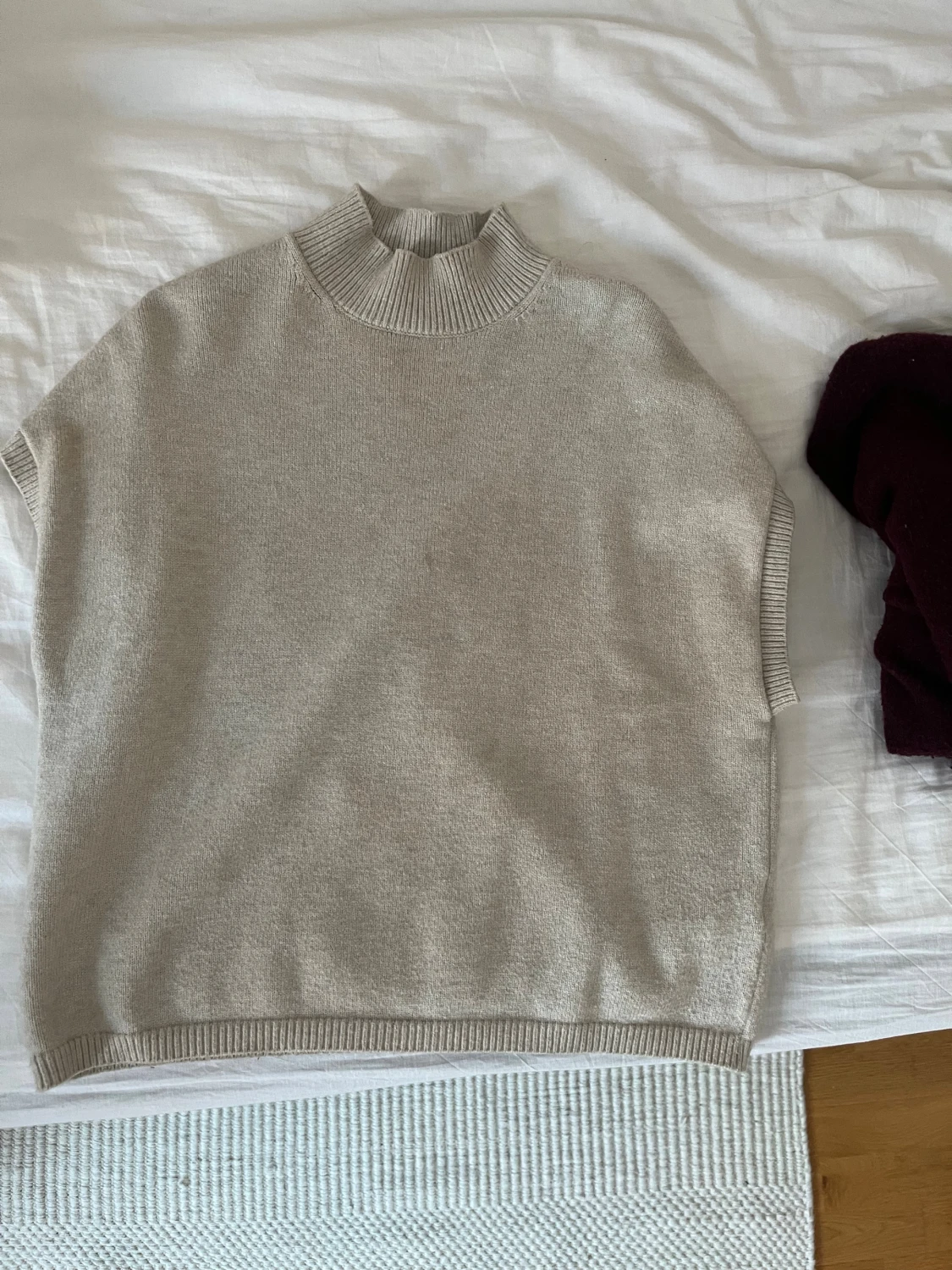 Beige stickad väst med hög krage