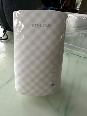 TP-Link RE200 AC750 WiFi Range Extender - TP-Link RE200 AC750 WiFi Range Extender i fint skick. Stöd för både 2.4GHz och 5GHz, Ethernet-port och enkel installation. Perfekt för att förbättra WiFi-täckningen hemma. Inga synliga defekter eller slitage. Modell: RE200 (EU) Ver. 1.0.