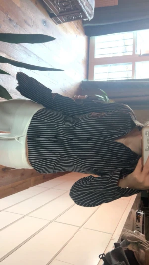 Svartvit randig skjorta från Strteen - Svart skjorta med vita smala ränder från Strteen. Helt oanvänd förutom när jag hade den för att ta bilden, prislapp och allt sitter på