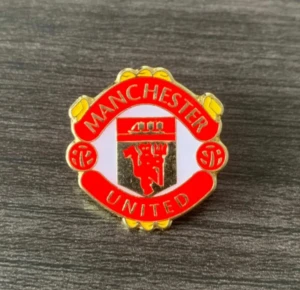 Manchester United pin - Samling med snygga pins av: Manchester United, Perfekt för dig som vill visa att du är Manchester United supporter! Passar på jackor, kavajer och väskor eller din keps eller mössa!
