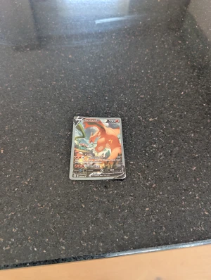 Charizard V  - Charizard V är ett samlarkort från Pokémon Trading Card Game med cool design och starka attacker som Incinerate och Heat Blast. Perfekt för dig som älskar Pokémon och vill boosta din samling eller spela med vänner. Kortet har 220 HP och är en favorit bland fans.