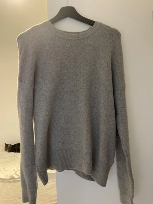 Kashmir tröja  - Så fin Kashmir tröja, köpt i butik för 2000 Använt 1-2 gånger, inga defekter  100% Kashmir