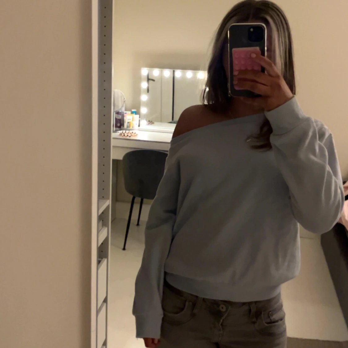 Ljusblå offshoulder sweatshirt