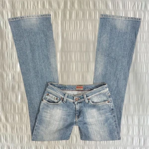 low waist bootcut vintage jeans  - fina ljusblå jeans i perfekt skick 🪽midja 33 höft 43 lår 25 innerben 78