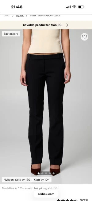 Svarta kostymbyxor från Bik Bok - Svarta kostymbyxor från Bik Bok med klassisk flare passform. Byxorna har lowwaist och är tillverkade i ett mjukt material som ger en clean look. Perfekta för en stilren outfit och funkar med både sneakers och klackar. Är i superbra skick förutom nere vid kanten på benen då de har varit för långa på mig❤️är i storlek 34 Tall 