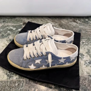 Saint Laurent sneakers - Säljer dessa super unika Saint Laurent court sneakers som är sparsamt använda. Skorna är i stl 37,5 och det är bara att hör av sig vid frågor!!