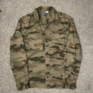 Camo Overshirt - Tja säljer nu en riktigt snygg Camoflauge overshirt i storlek S för endast 559kr! Pris är ej hugget i sten, hör av er i dm vid funderingar 🙌