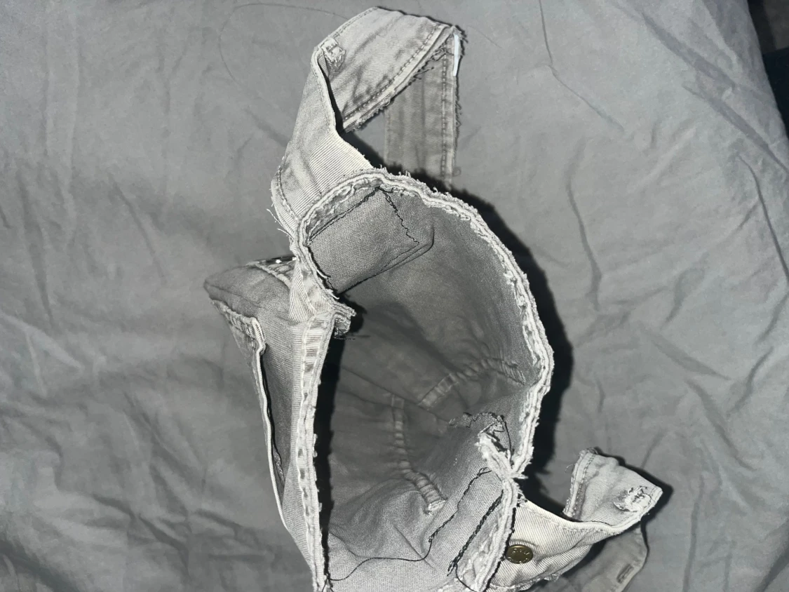 Grå axelväska med hjärtdetalj - 2